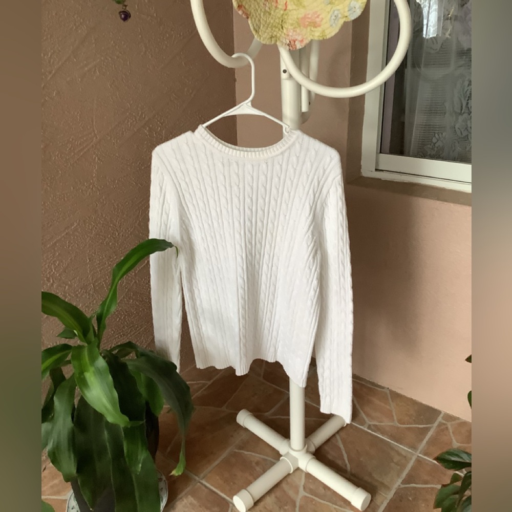 Sweater ribbed white long sleeves size L  in great shape stretches .💕💕